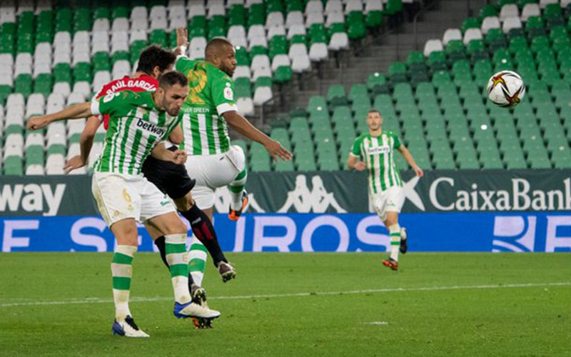 Pemain Athletic Bilbao Raul Garcia (merah) menjebol gawang Real Betis pada injury time babak kedua./Twitter@AthleticClub