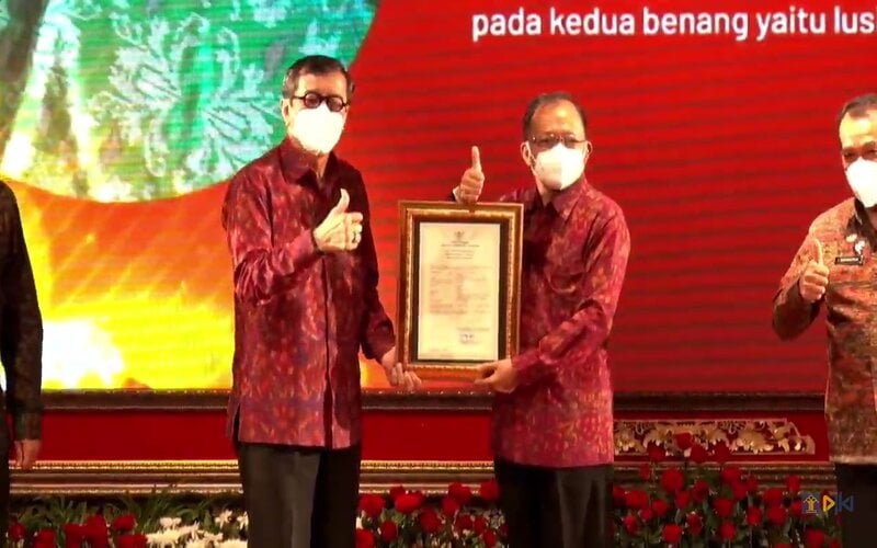 Menkumham RI Yasonna H Laoly (kiri) menyerahkan Sertifikat dan Surat Pencatatan Kekayaan Intelektual (KI) kepada Gubernur Bali I Wayan Koster (kanan).