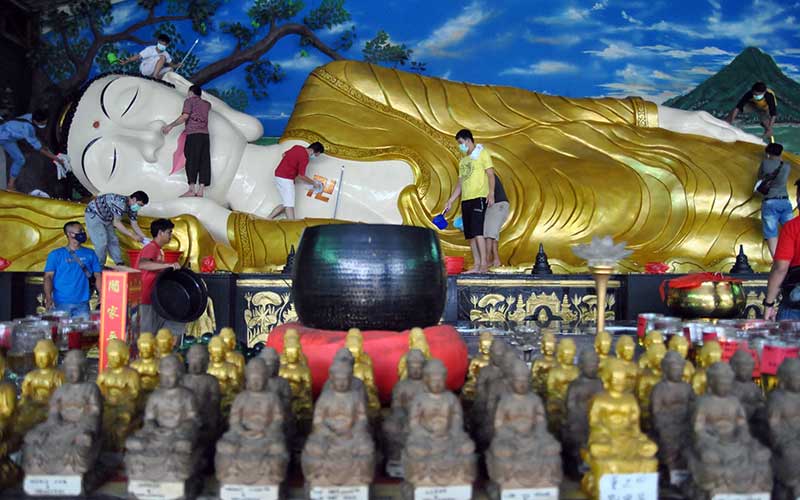  Jelang Perayaan Imlek, Ritual Pencucian Patung Budha Tidur di Jabar Mulai Dilakukan