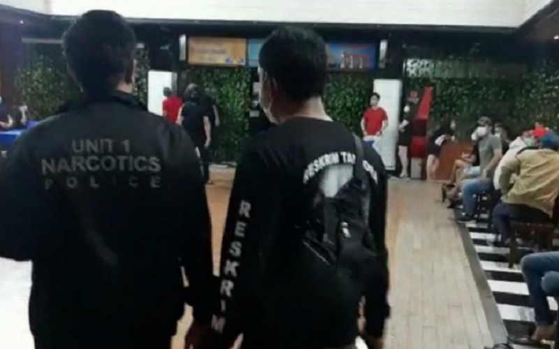 Sidak prokes dan penyegelan usaha Kutabex JV Food and Sport Center karena ditemukan pelanggaran aturan jam operasional PPKM di kawasan kawasan Tanah Sereal, Tambora, Jakarta Barat, Minggu (7/2/2021)./Antararnrn
