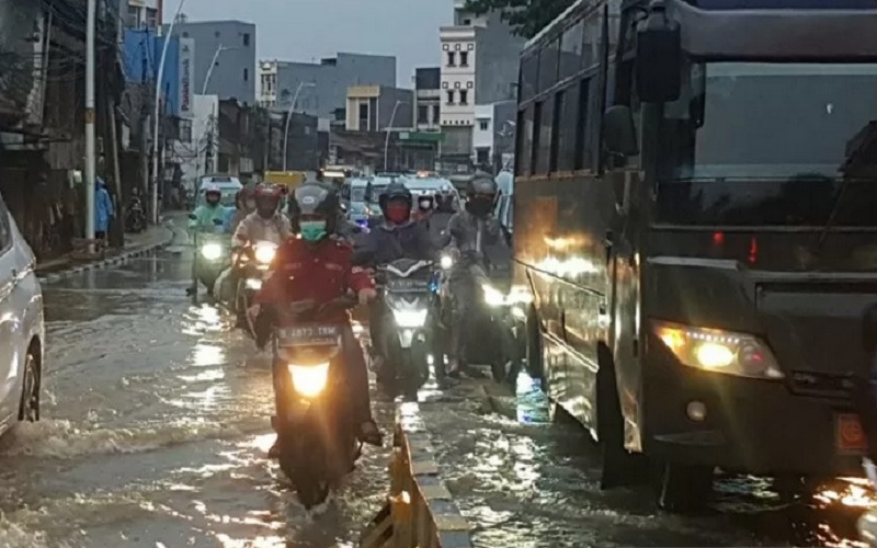  INFO BANJIR JAKARTA: Lalu Lintas di Jatinegara Barat Tersendat