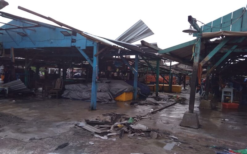  Angin Kencang Rusak Puluhan Kios Pasar Rejomulyo Semarang