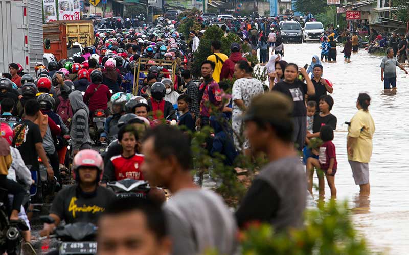  Jalur Panturan Terendam Banjir, Sejumlah Titik Macet Total