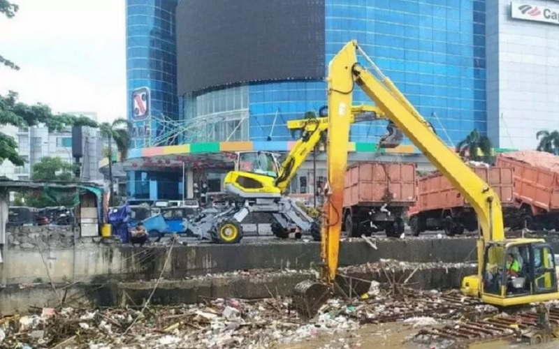  INFO BANJIR JAKARTA: 436 Meter Kubik Sampah Diangkat