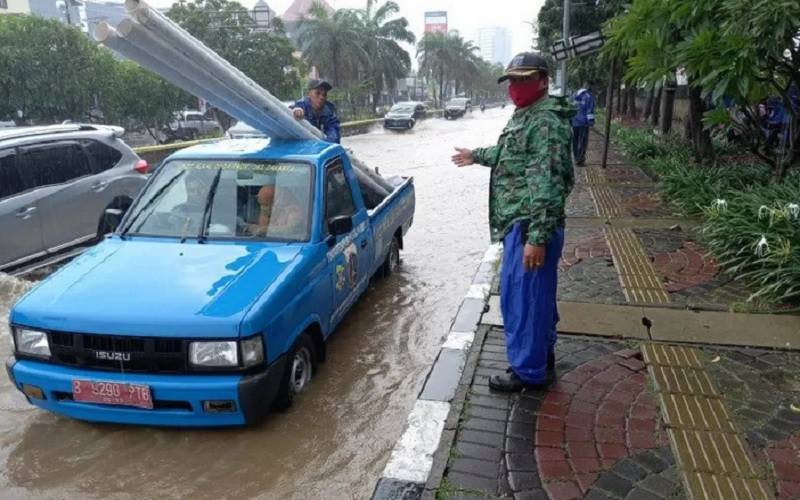  INFO BANJIR JAKARTA: 500 Karung Pasir Atasi Genangan di Gunung Sahari