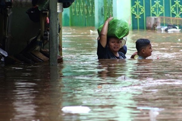  INFO BANJIR JAKARTA: Tinggi Air di Kampung Pulo Seatap Rumah