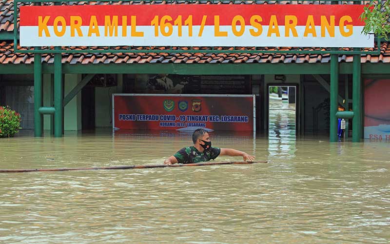  Sungai Cipanas Meluap, Ratusan Rumah di Indramayu Terendam Bajir