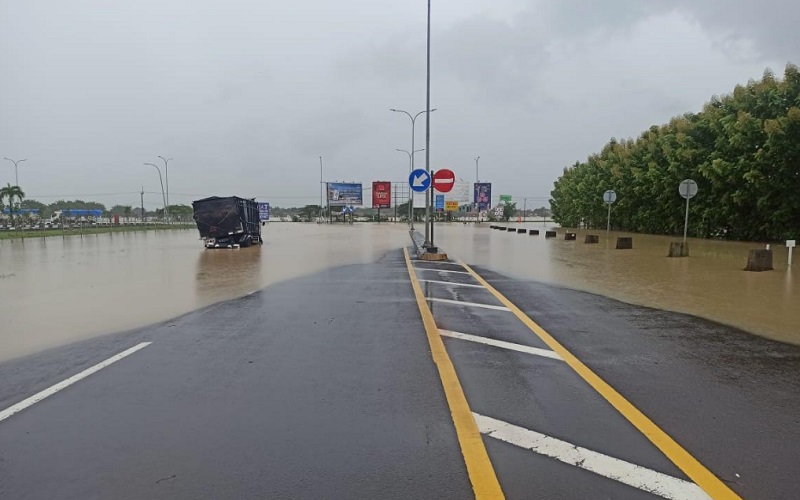  GT Kertajati Tol Cipali Ditutup karena Banjir, Pengendara Dialihkan ke Sumberjaya