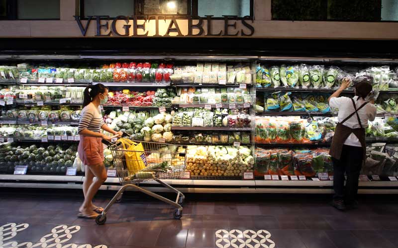Konsumen memilih sayuran di salah satu super market di Jakarta, Rabu (9/9/2020). Bisnis/Abdullah Azzam