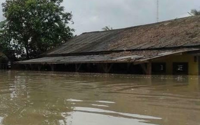  Banjir yang Mengepung Karawang Akibat Luapan Tiga Sungai Besar