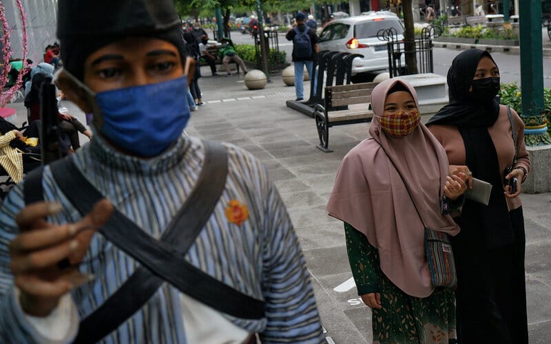 Pengunjung menggunakan masker berada di kawasan Malioboro, Yogyakarta, Selasa (2/2/2021). Pemda Daerah Istimewa Yogyakarta (DIY) kembali memperpanjang status tanggap darurat Covid-19 hingga 28 Februari 2021./Antara-Andreas Fitri Atmoko.