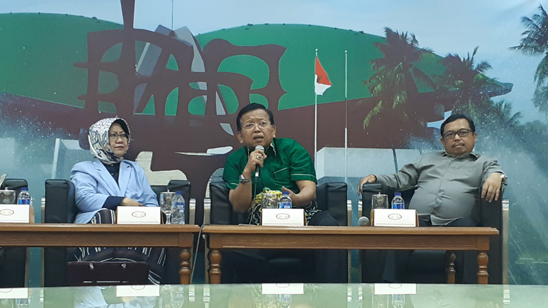 Diskusi bertajuk  bertajuk Starategi Memperjuangkan Kepentingan Daerah  dengan menghadirkan nara sumber Profesor Riset Siti Zuhro dari LIPI (kiri), Anggota Komite I DPD Ahmad Muqoam (tengah) dan Wakil Ketua Komisi II DPR  Herman Khaeron (kanan) di Gedung DPR, Rabu 20 Maret 2019./Bisnis-John Andhi Oktaveri