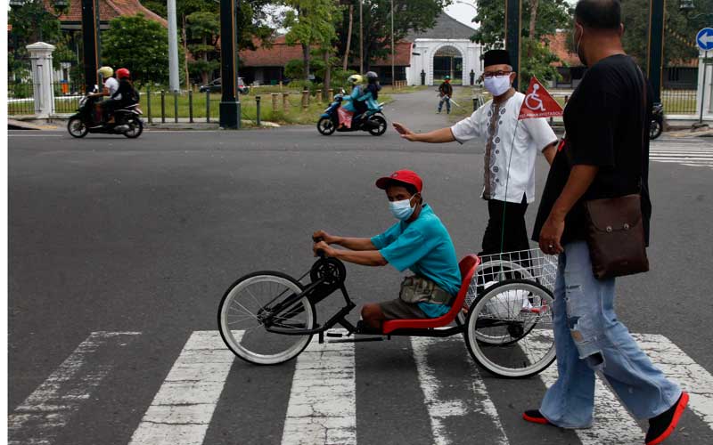  Relawan Kota Solo Berikan Donasi Sepeda kepada Penyandang Disabilitas Tuna Daksa