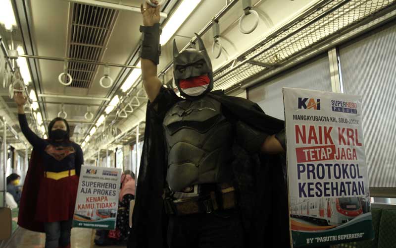  Gunakan Kostum Super Hero, Warga Bawa Poster Ajakan Patuhi Protokol Kesahatan di KRL