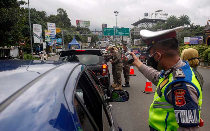  Jelang Libur Panjang Imlek, Petugas Gabungan Lakukan Penyekatan di Jalur Puncak Bogor