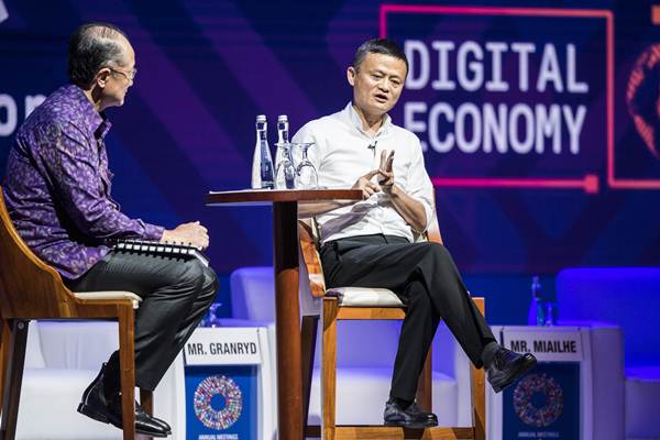 Presiden Grup Bank Dunia Jim Yong Kim (kiri) bersama Pendiri Alibaba Jack Ma menjadi pembicara di sela-sela Pertemuan Tahunan IMF - World Bank Group 2018 di Bali Nusa Dua Convention Center, Nusa Dua, Bali, Jumat (12/10/2018)./ANTARA-M Agung Rajasa