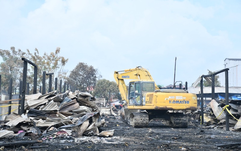  Bantu Pembersihan Sisa Kebakaran Pasar Citra Mas Loktuan, Pupuk Kaltim Kerahkan Satu Unit Escavator