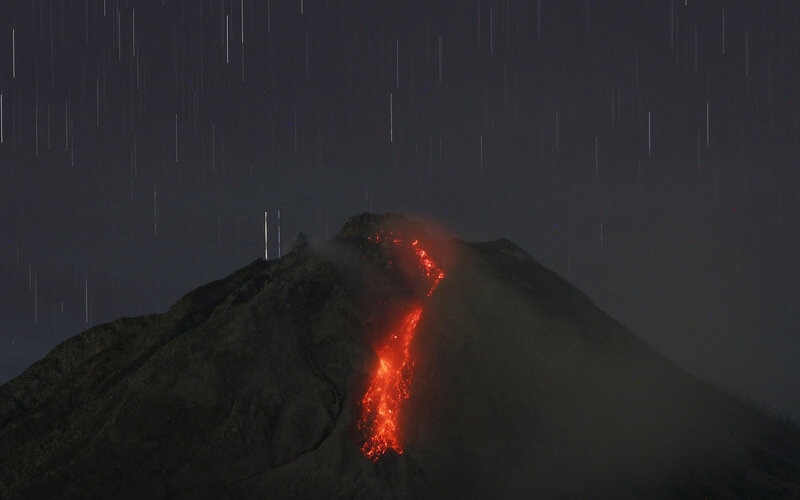  Gunung Sinabung Meluncurkan Awan Panas dan Lava Pijar