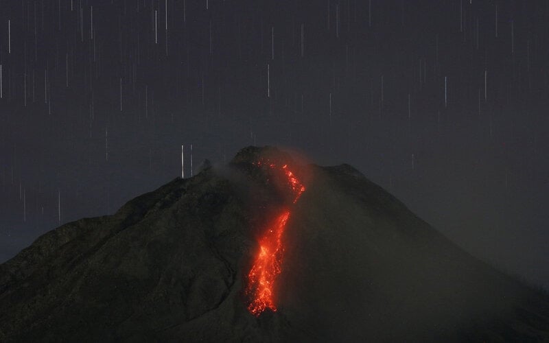  Gunung Sinabung Meluncurkan Awan Panas dan Lava Pijar