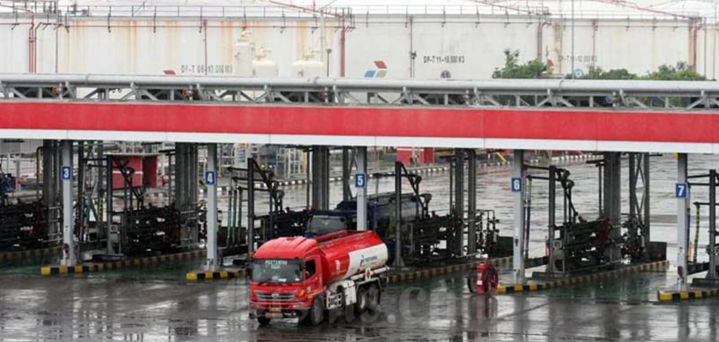 Ilustrasi - Aktivitas pengisian truk tangki untuk distribusi bahan bakar minyak (BBM) di Depo BBM Pertamina di Plumpang, Jakarta, Senin (4/5/2020)./Bisnis-Dedi Gunawan