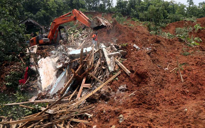  Alat Berat Dikerahkan Untuk Mencari Korban Longsor di Nganjuk Jawa Timur