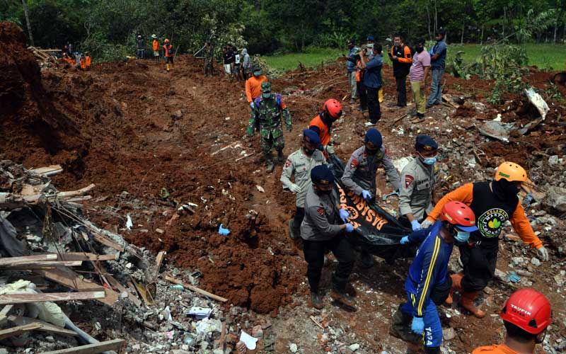  Tujuh Korban Tanah Longsor di Nganjuk Jawa Timur Berhasil Dievakuasi Tim SAR