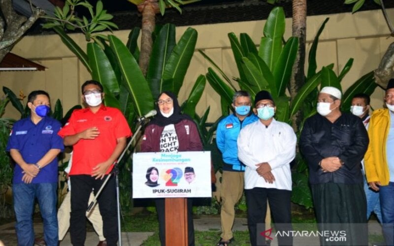 Dokumentasi -- Pasangan calon Ipuk Fiestiandani dengan Cawabup Sugirah berserta tim menyampaikan pernyataan usai Pilkada di Banyuwangi, Jawa Timur, Rabu (9/12/2020) malam./Istimewa