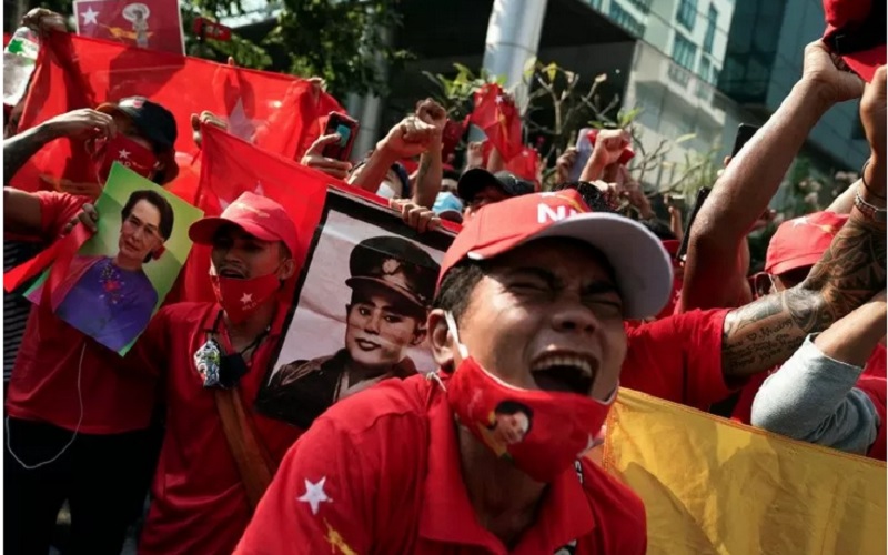 Ilustrasi - Pendukung NLD meneriakkan slogan-slogan di depan kedutaan Myanmar selama unjuk rasa setelah militer merebut kekuasaan dari pemerintah sipil yang dipilih secara demokratis dan menangkap pemimpinnya Aung San Suu Kyi, di Bangkok, Thailand, Senin (1/2/2021)./Antara-Reuters