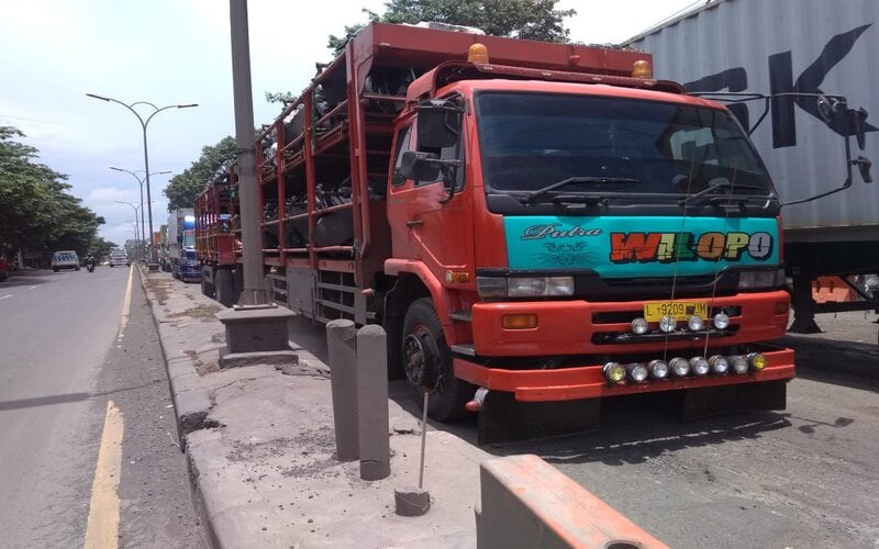  Arus Lalu Lintas Tersendat Dampak Kerusakan Parah Pantura Kendal-Semarang