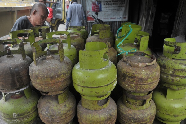 Pekerja merapikan susunan tabung LPG 3 kg di salah satu agen LPG./ANTARA FOTO-Feny Selly