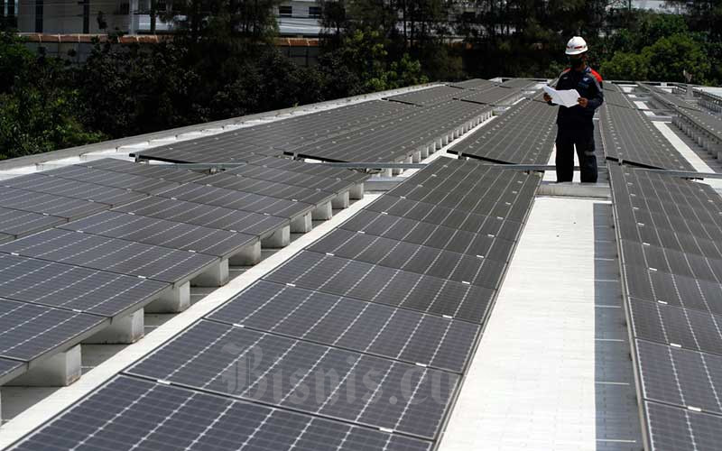 Suasana instalasi panel surya dari ketinggian di Masjid Istiqlal, Jakarta, Kamis (27/8/2020). Penggunaan pembangkit listrik tenaga surya ini sebagai upaya mendukung penggunaan energi yang ramah lingkungan, efektif dan efisien./Bisnis/Himawan L Nugraha