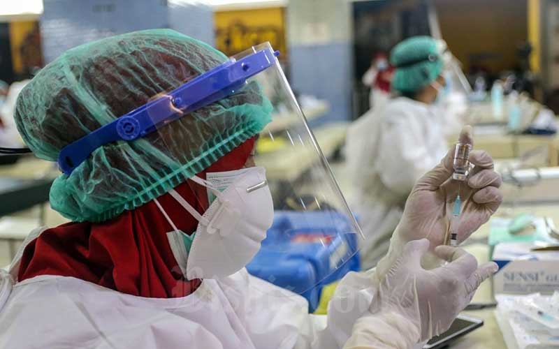  Pedagang, Pekerja Publik dan Lansia Mulai Jalani Vaksinasi Covid-19