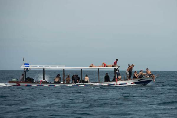 Sejumlah wisatawan asing berada di perahu yang membawa mereka ke lokasi penyelaman di perairan Pulau Gili Trawangan, NTB, Selasa (9/12/2014)./Antara-Widodo S. Jusuf