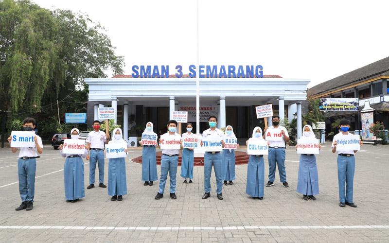 Aksi cinta damai serta menolak demo dan tindakan anarkis di halaman SMA 3 Semarang, Jawa Tengah, Senin 19 Oktober 2020./Bisnis-Alif Nazzala Rizqi