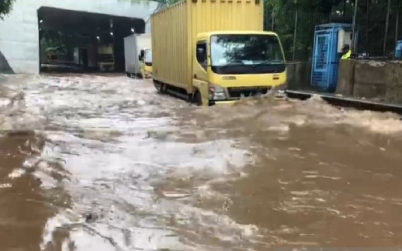  INFO BANJIR JAKARTA: Lalu Lintas di Cawang Dialihkan