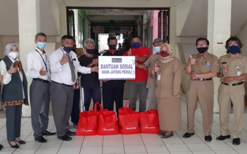  Bank Jateng Bagikan Paket Sembako di Lingkungan Pasar Kota Wonogiri