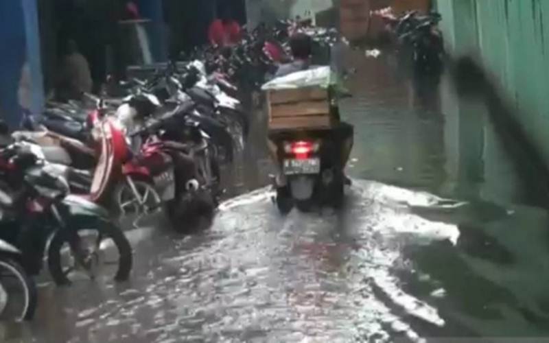  Hujan Lima Jam Picu Banjir di Bekasi, Air Masuk Rumah Warga