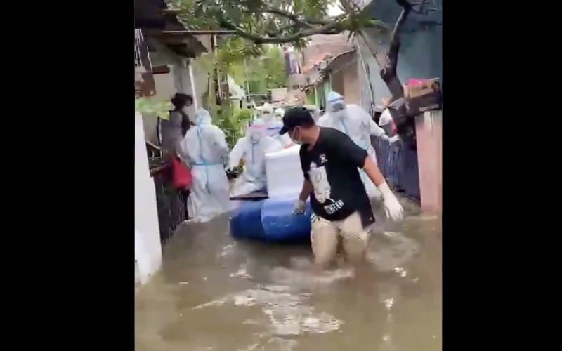  Viral Video Polisi Rebut HP Warga saat Evakusi Jenazah Covid-19