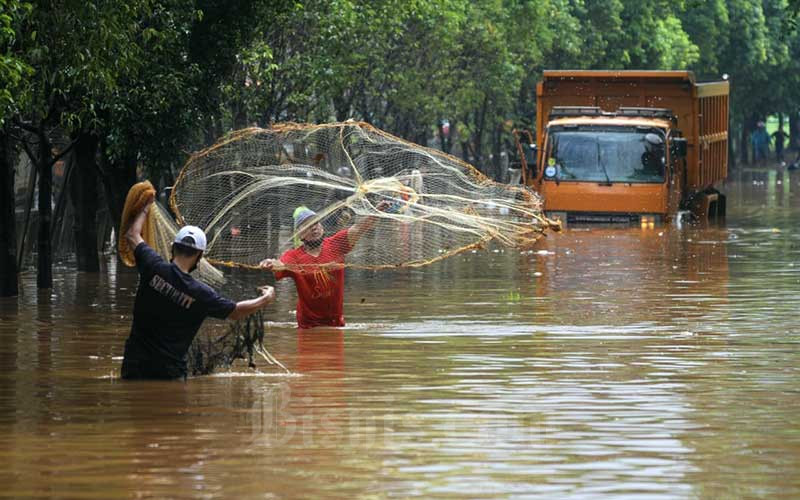  Warga Jakarta Manfaatkan Banjir Untuk Menjala Ikan