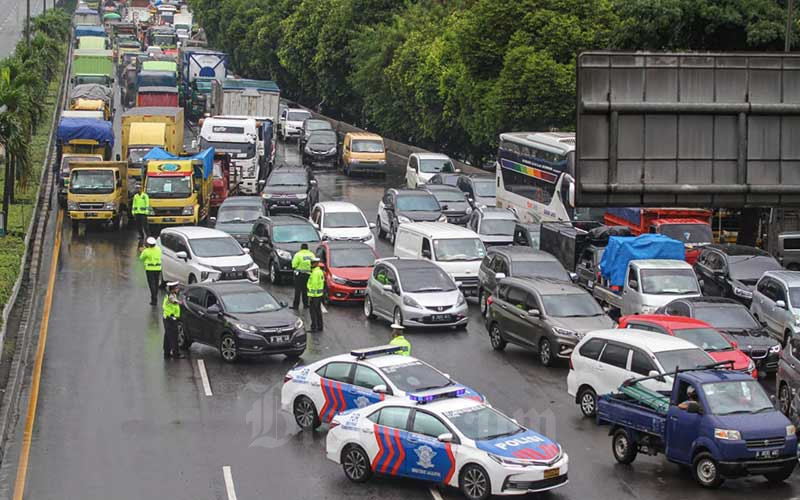  Ruas tol Lingkar Luar Macet Total Akibat Terendam Banjir