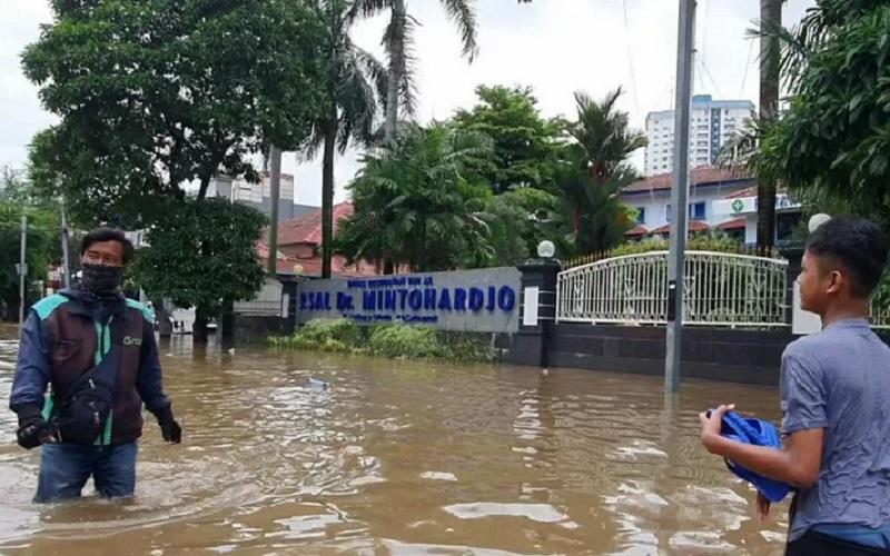Banjir di depan RSAL Mintoharjo akibat luapan Kali Krukut, Sabtu (20/2/2021)./Antara