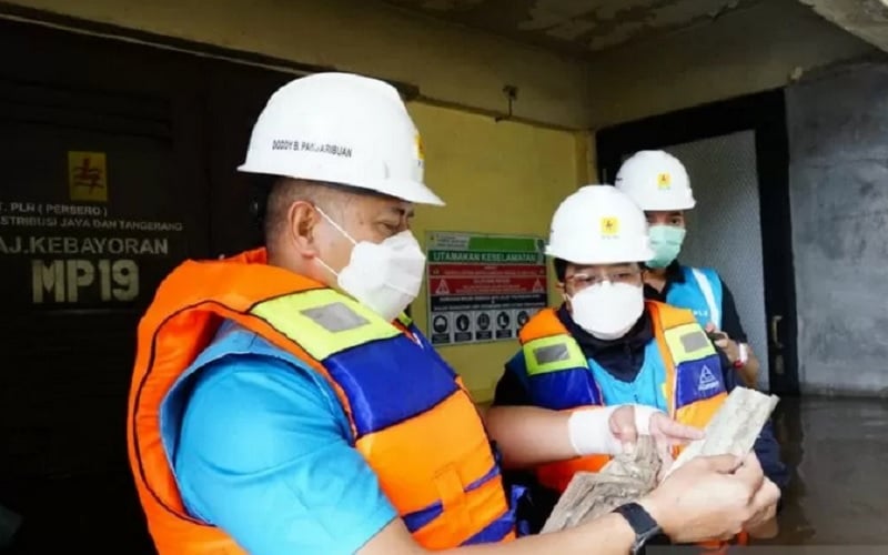 Petugas PLN meninjau lokasi terdampak banjir di wilayah DKI Jakarta, Sabtu (20/2/2021). PLN terus siaga untuk penanganan dan pengamanan kelistrikan./Antararn