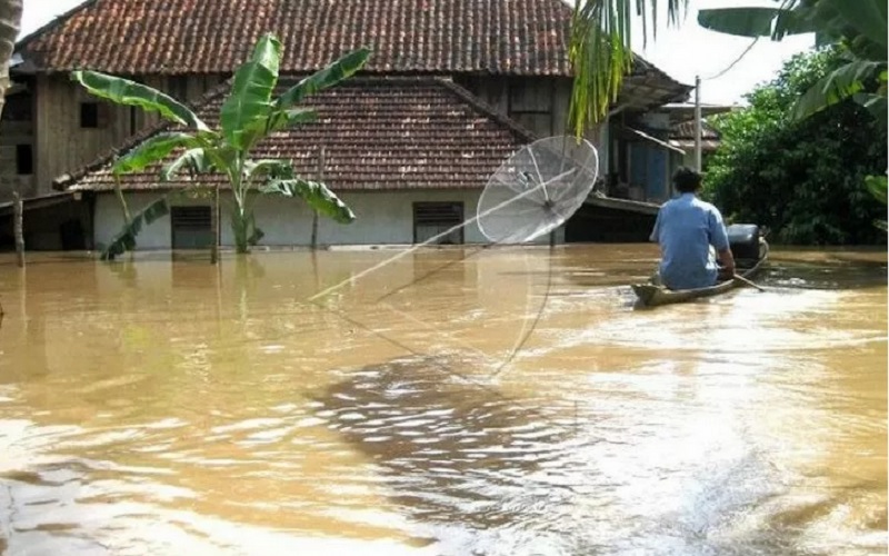 Seorang warga mengunakan perahu sebagai alat transportasi di Desa Pulau Panggung, Kecamatan Muara Kelingi, Kabupaten Musi Rawas, Sumatra Selatan, yang terendam banjir sejak, Sabtu (20/2/2021)./Antararn