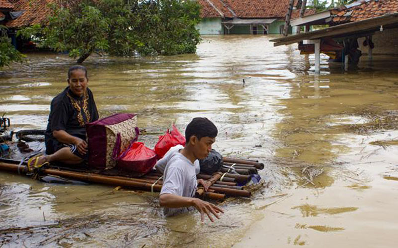  PLN Sigap Pulihkan Listrik Terdampak Banjir di Karawang 