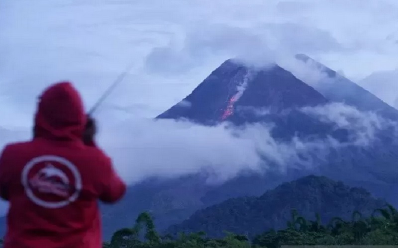 Merapi Luncurkan Guguran Lava Pijar Sejauh 800 Meter