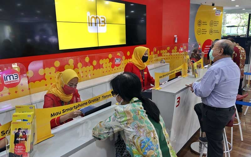Karyawan melayani pelanggan di gerai Indosat Ooredoo, Jakarta, Rabu (16/9/2020). Bisnis/Eusebio Chrysnamurti