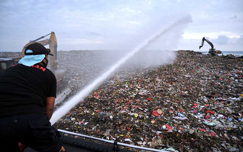  Penyiraman Cairan Eco-Enzyme di Tempat Pembuangan Akhir (TPA) Suwung, Denpasar, Bali