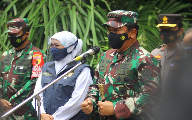 Panglima TNI Marsekal TNI Hadi Tjahjanto (kedua kanan) didampingi Gubernur Jawa Timur Khofifah Indar Parawansa (kedua kiri) memberikan keterangan pers saat mengunjungi posko Penerapan Pembatasan Kegiatan Masyarakat (PPKM) Mikro di Kedung Baruk, Surabaya, Jawa Timur, Kamis (11/2/2021). Kunjungan kerja Panglima TNI tersebut untuk melihat secara langsung penerapan PPKM berbasis mikro sebagai langkah dan upaya untuk menekan penyebaran Covid-19./Antara-Moch Asim.