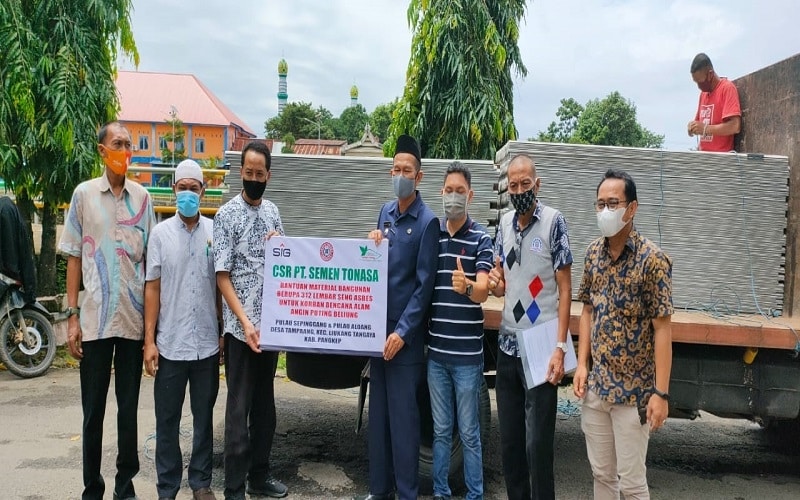  PT Semen Tonasa Bantu Warga Terdampak Bencana Puting Beliung di Tampaang Pangkep