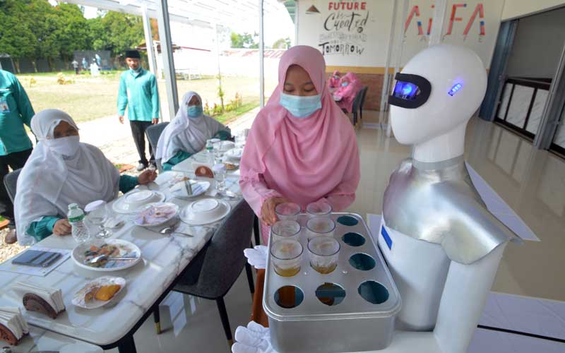  Pesantren di Sumatra Barat Ciptakan Robot Pelayan Kafe
